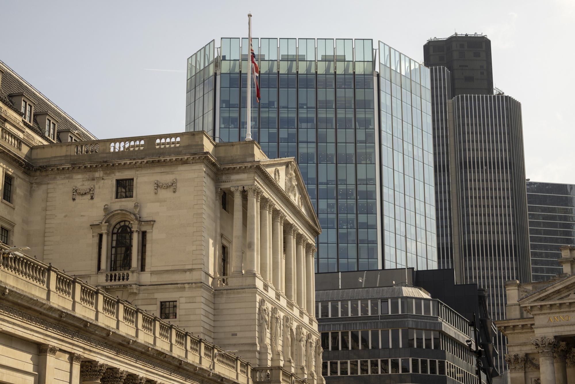 UK Interest Rates Banks to Pass All of Hikes to Some Savers,