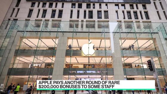 Apple Pays Another Round of Rare $200,000 Bonuses to Some Staff