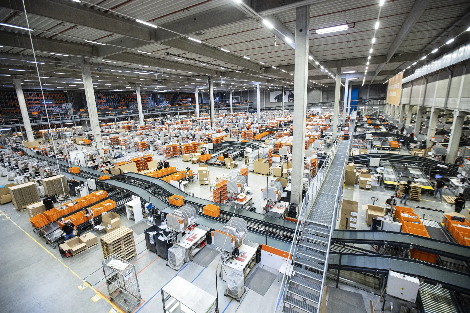 Online Shopping Order Handling at a Zalando SE Logistics Center