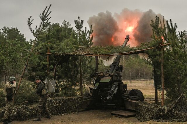 Ukrainian servicemen fire with a TRF-1 155mm at Russian positions, on March 27, 2023.