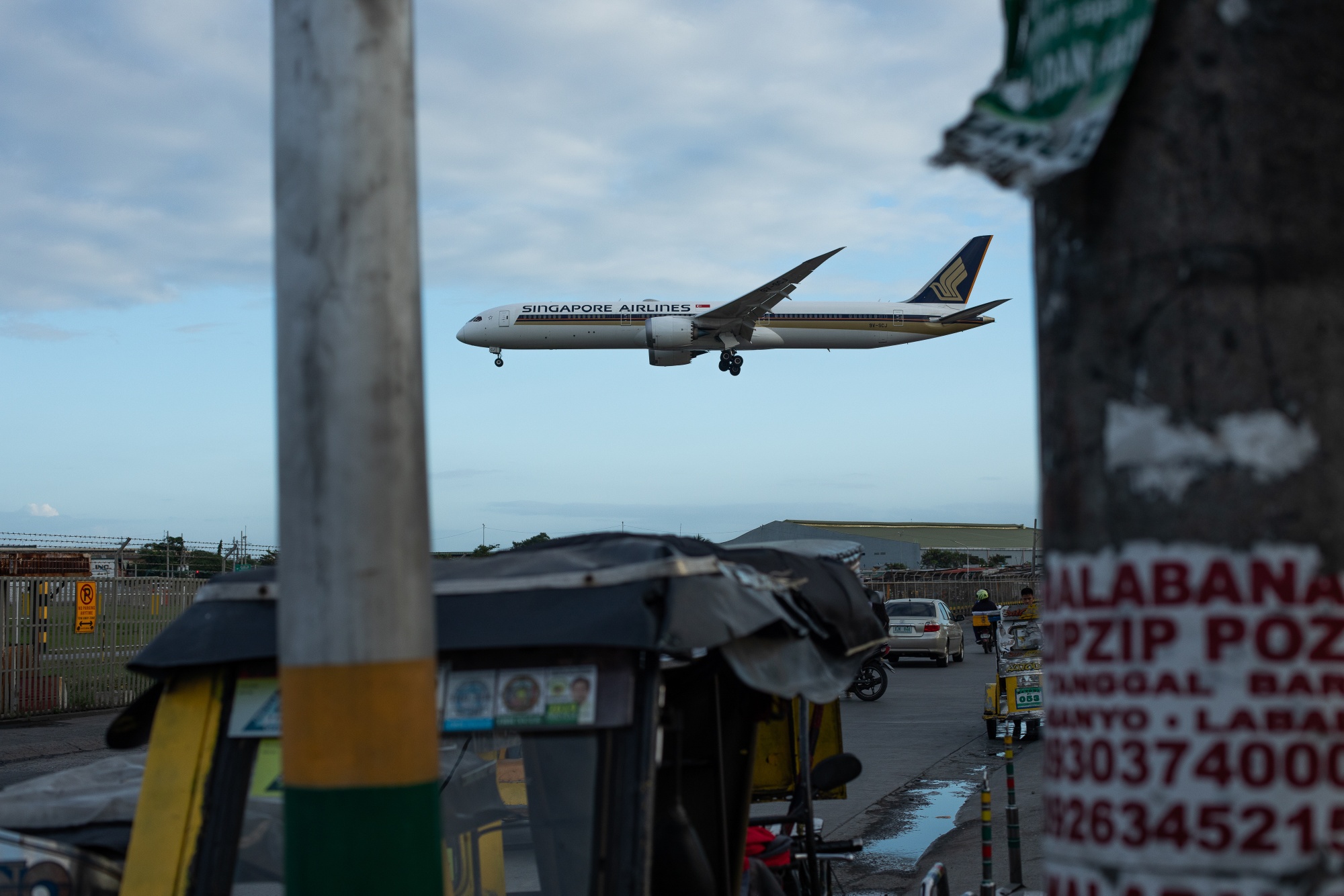 A Singapore Airlines Ltd. aircraft prepares to land at Ninoy Aquino International Airport in Manila, the Philippines.