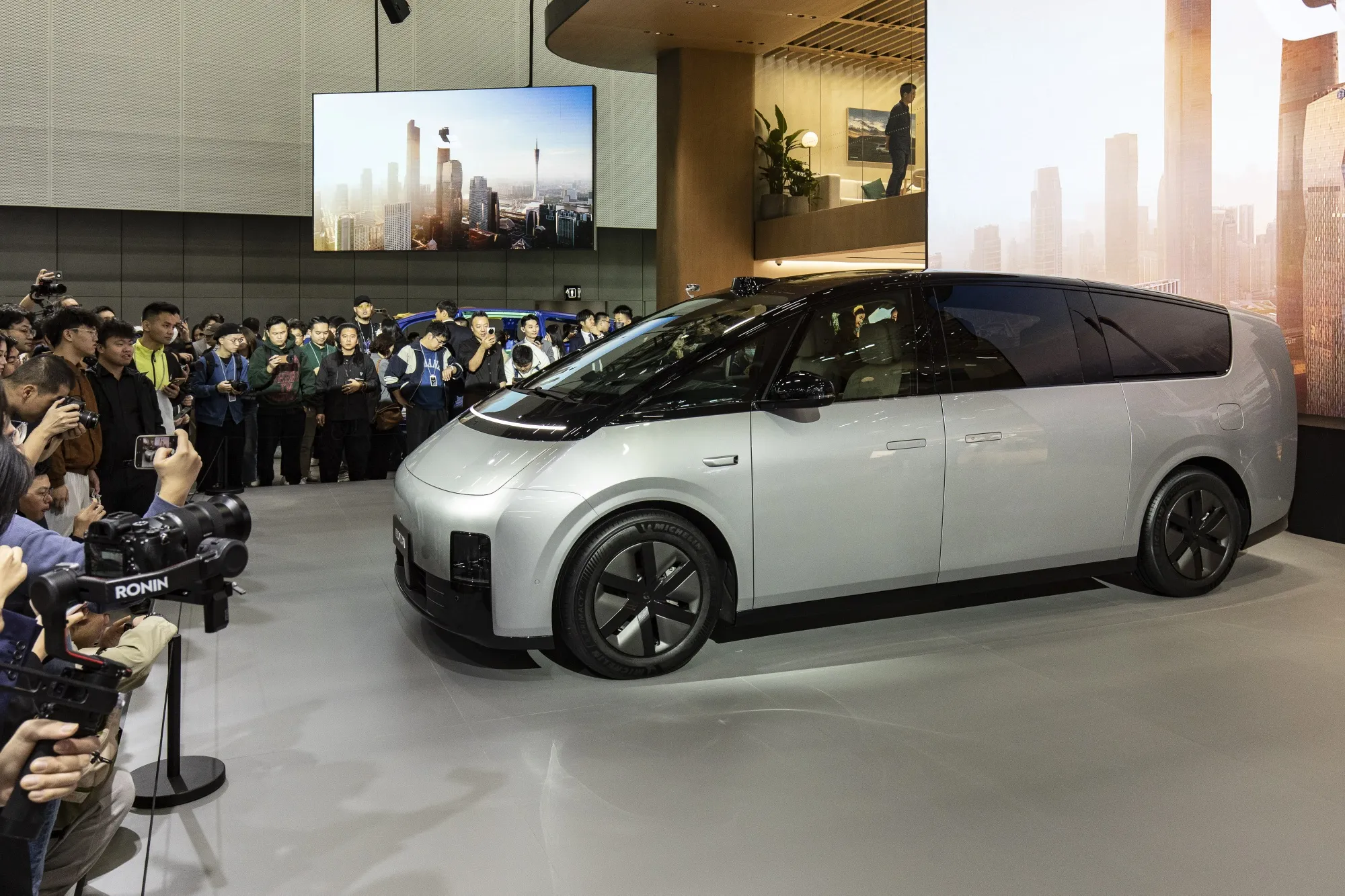 Li Auto Sinks 20 as China EV Price Wars Cloud Launch of Luxury Model Bloomberg