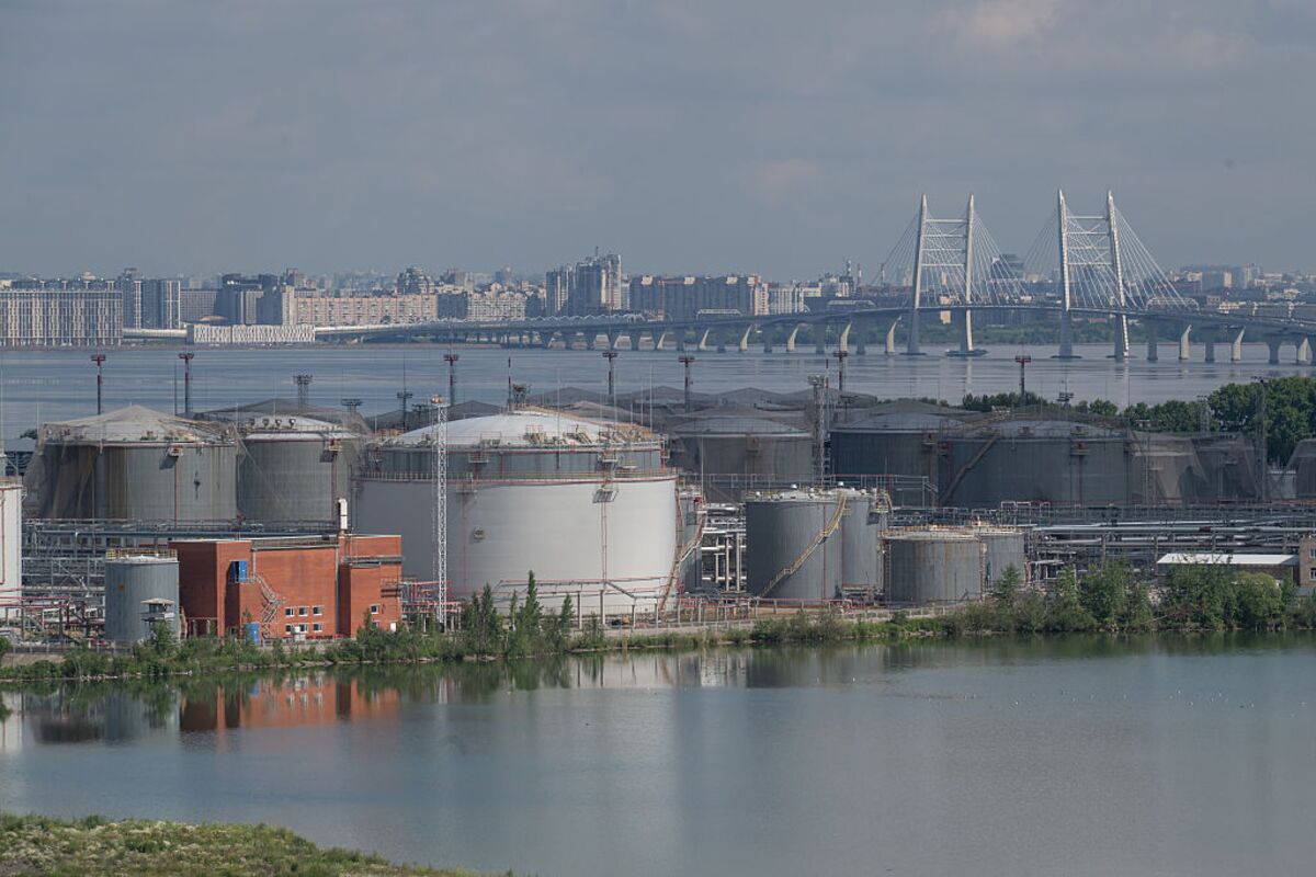 Russia Diesel Flows Are Lowest in Years as Drones Hit Refiners