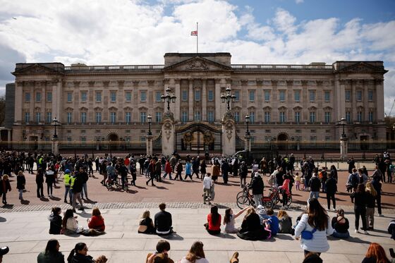 U.K. Urges Mourners for Prince Philip Not to Gather in Pandemic