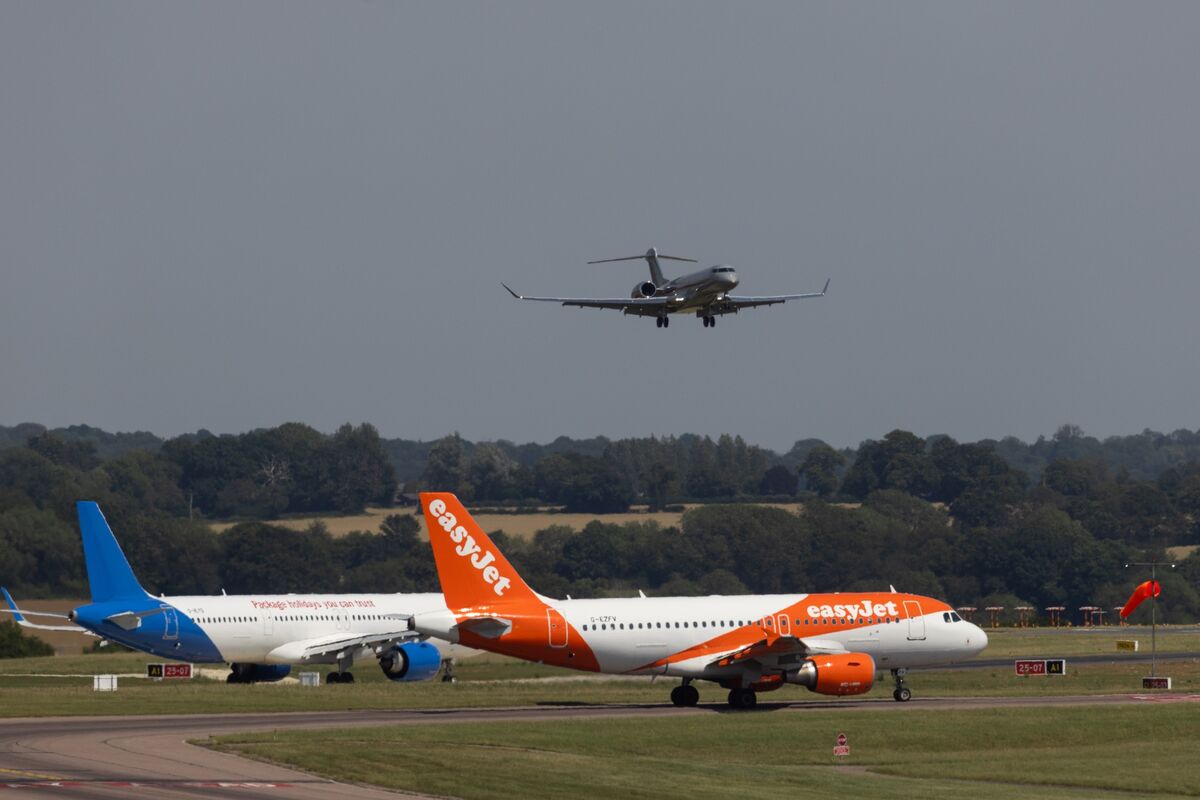 EasyJet Gets Rival Takeover Offer From Apollo