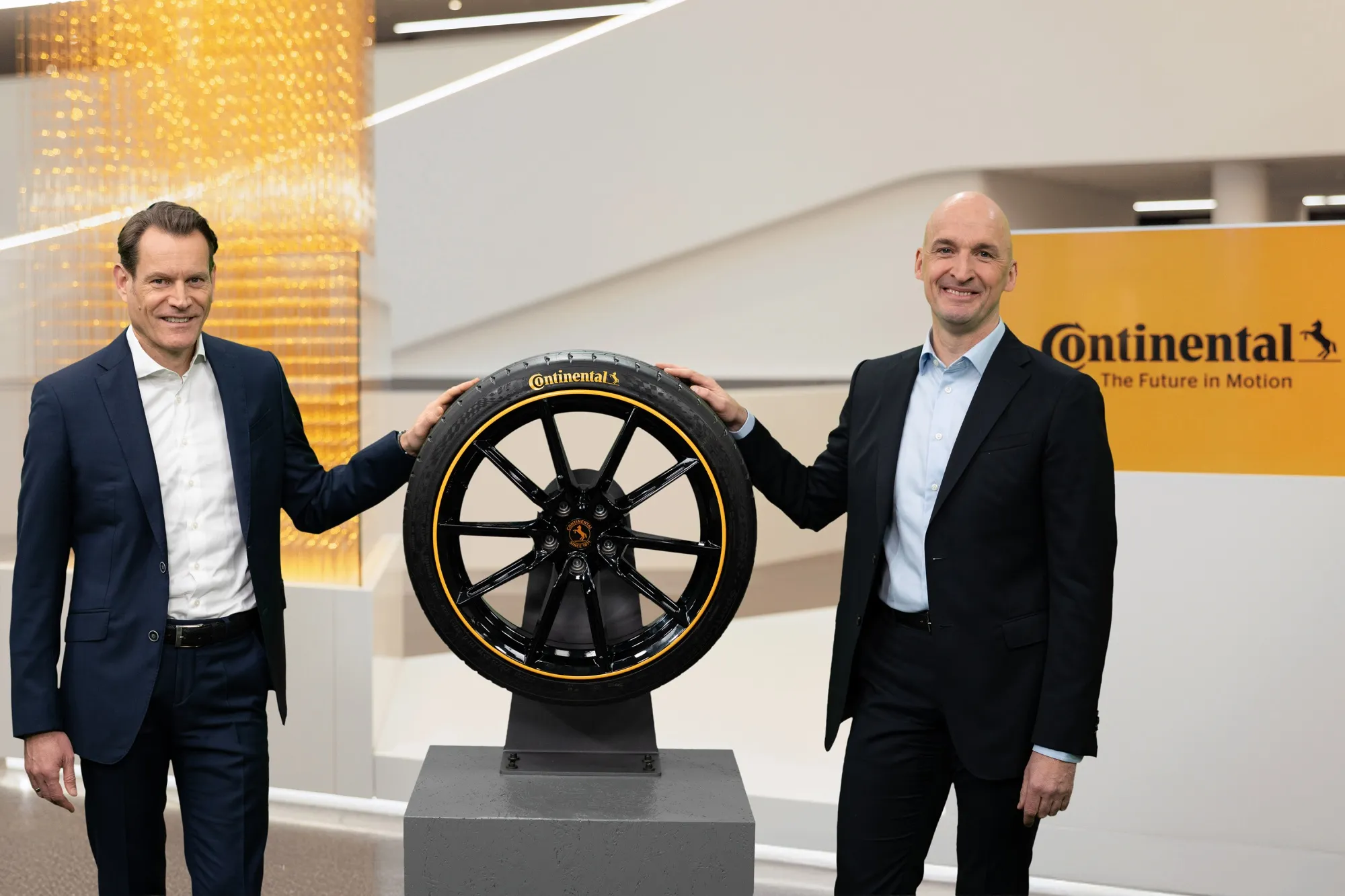 Outgoing Continental AG Chief Executive Officer Nikolai Setzer, left,&nbsp;with Christian Kötz