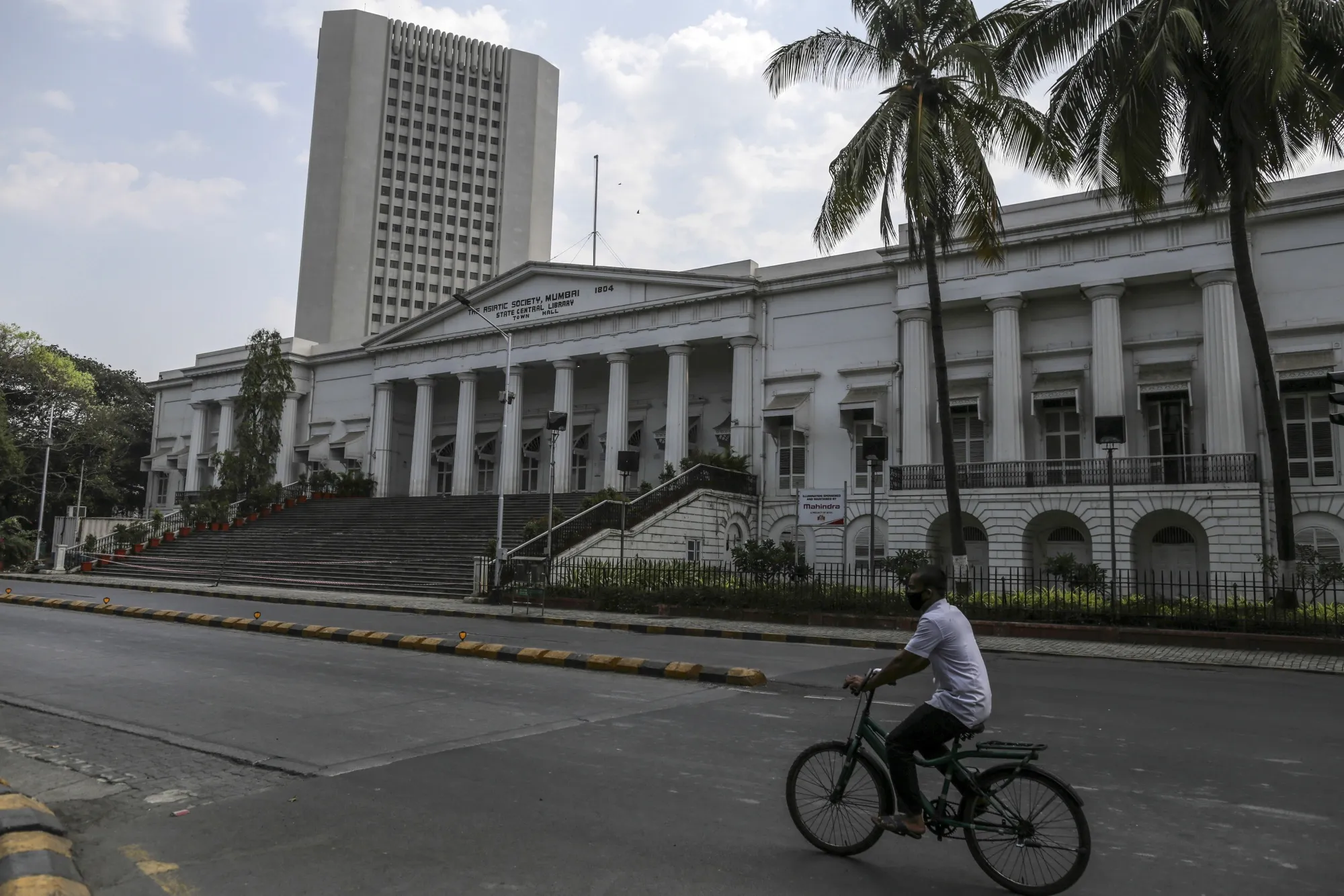 India's RBI Unleashes $50 Billion of Liquidity, Slashes Rate