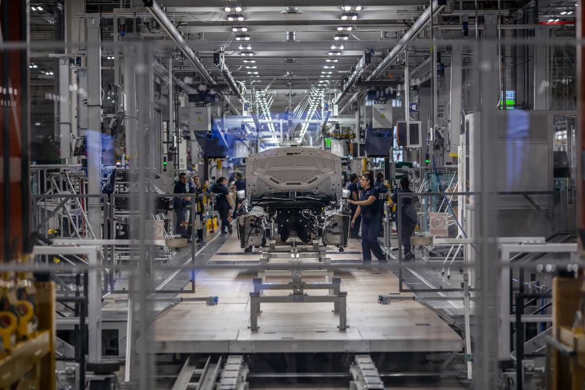 BMW Labor Chief Sees Strong Outlook With Jump in Vehicle Output Bloomberg