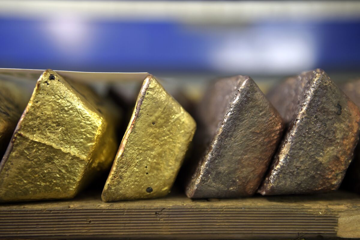 Once-Bitten Investors Stay Wary as Gold-Mining Stocks Get Cheap - Bloomberg