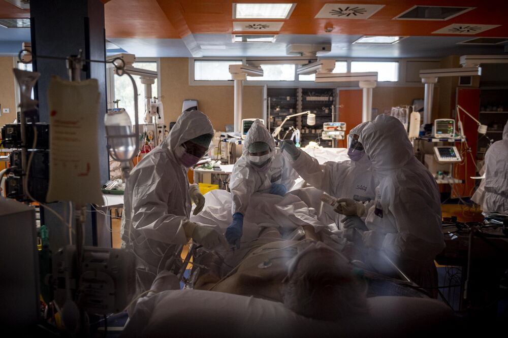 Doctors treat Covid-19 patients in an intensive care unit at a Hospital in Rome, Italy on March 26.