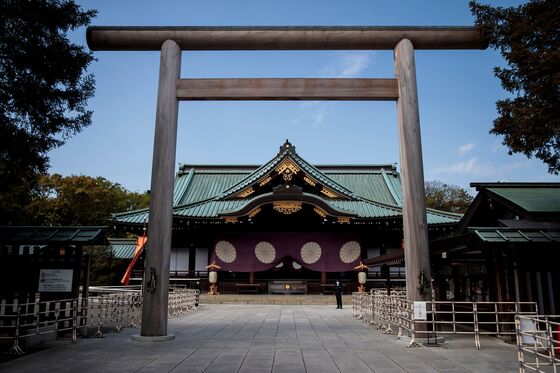 Japan’s Abe to Avoid War Shrine on WWII Anniversary, Jiji Says