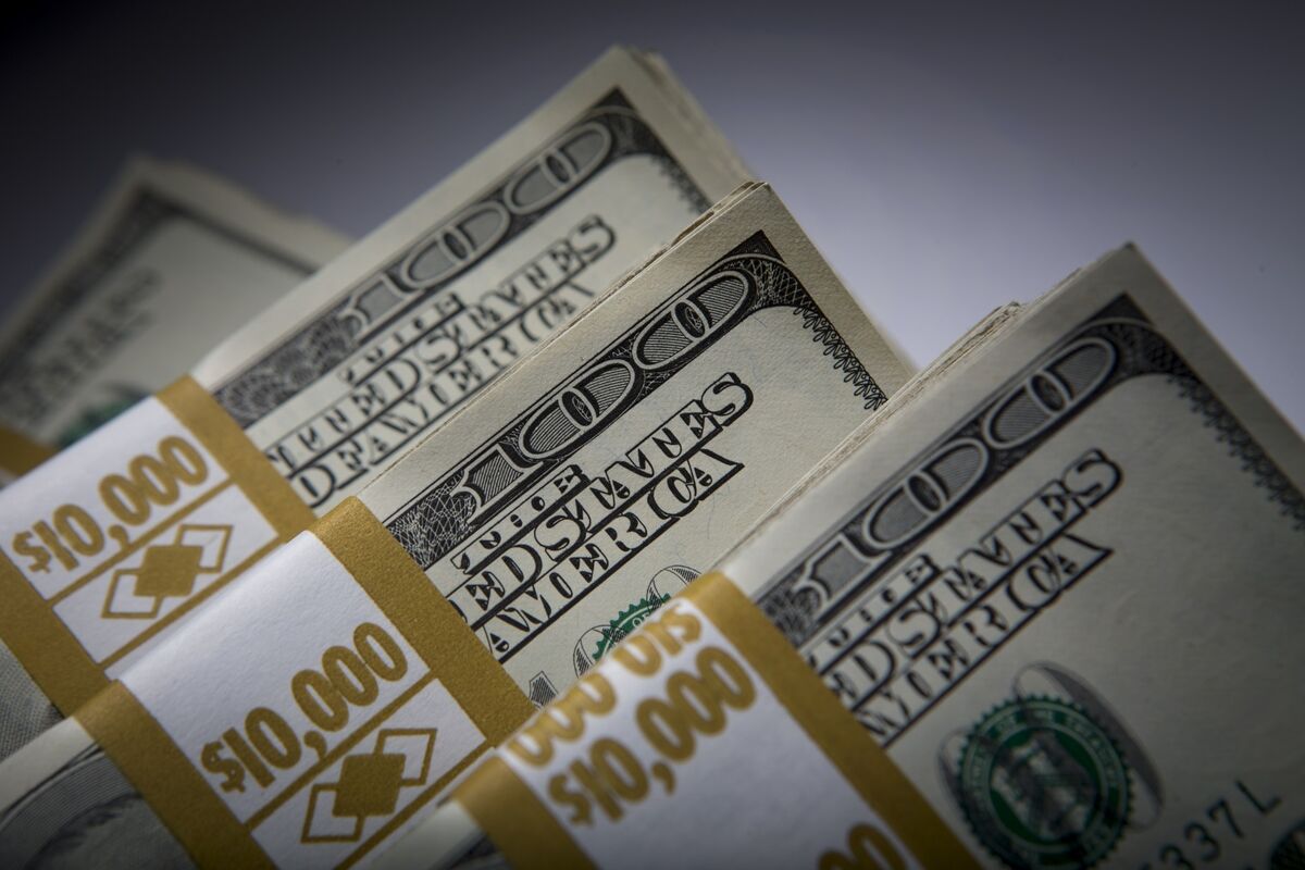 世界の富裕層、ウェルスマネジメントの高い手数料に不満 - Bloomberg