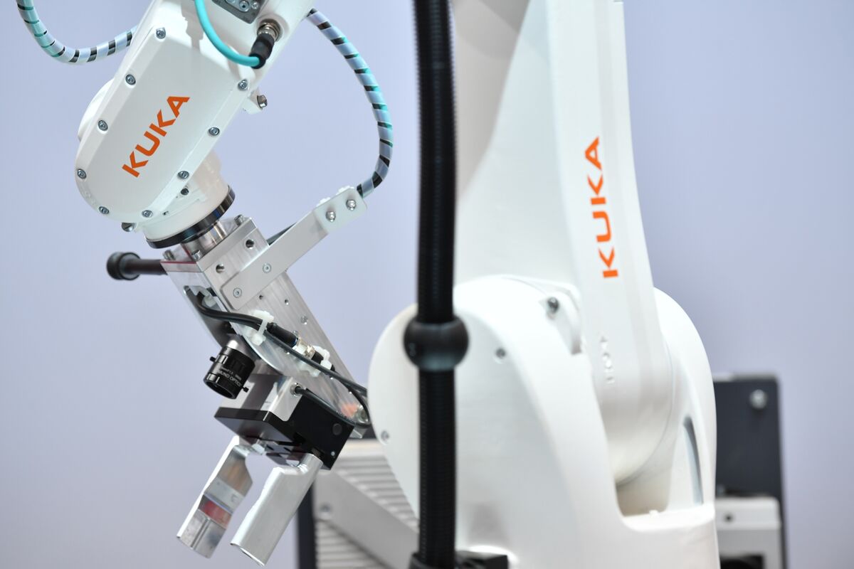 bloomberg.com - Eyk Henning - Midea Is Said to Consider China IPO for German Robot Maker Kuka