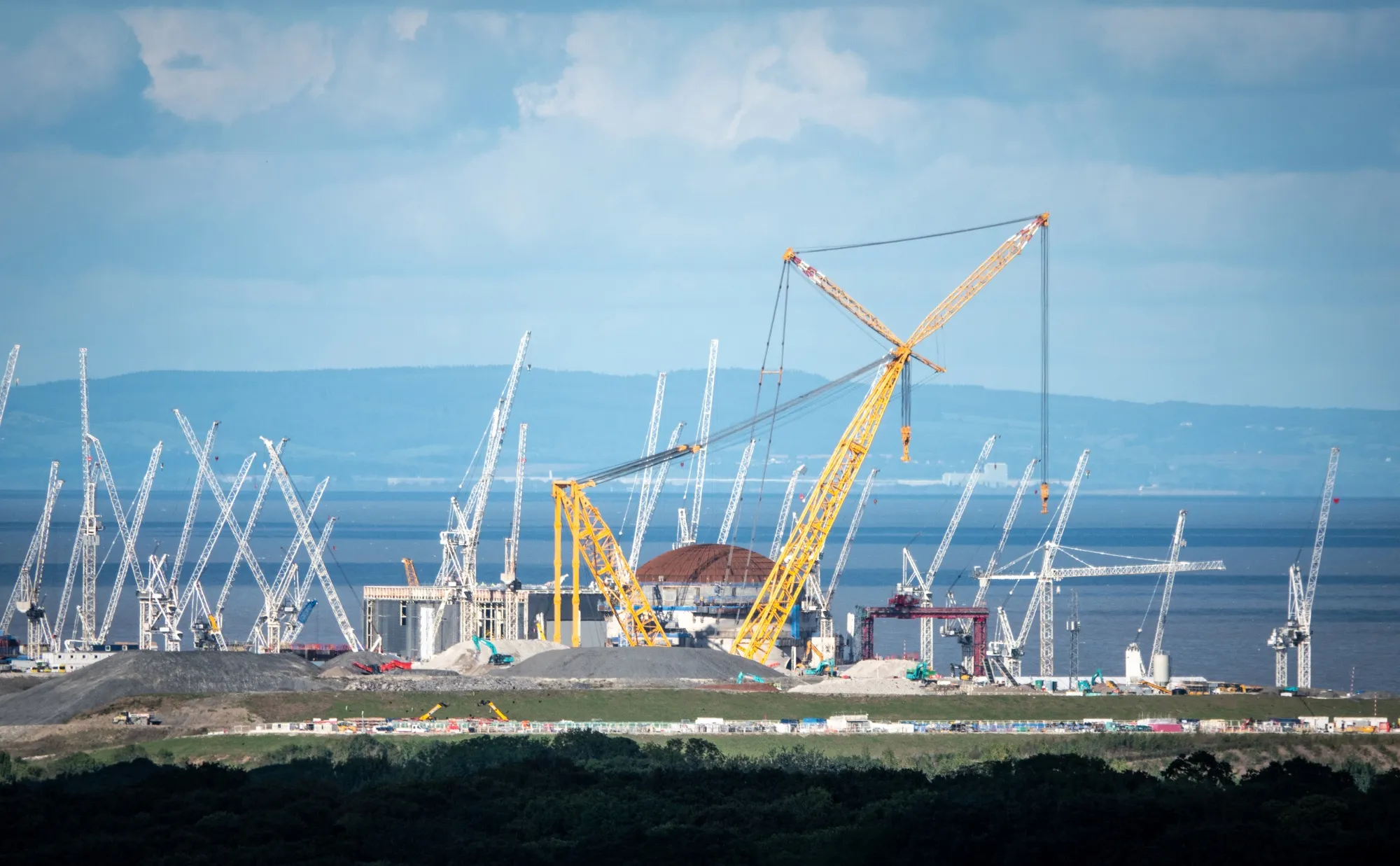 Cranes surround a reactor&nbsp;under construction at Hinkley Point C,&nbsp;in Bridgwater, on Sept. 27.