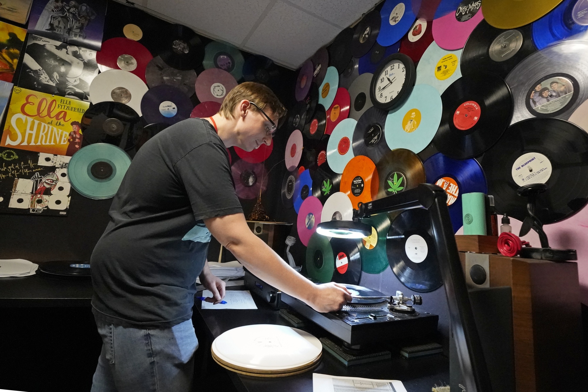 Læsbarhed ledsager farvning Manufacturers Struggle to Keep Pace With Vinyl Record Demand - Bloomberg