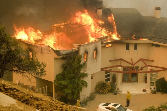 Malibu Evacuated as Fire Jumps 101 Freeway Near Los Angeles