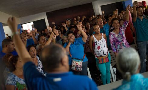 Ruling party supporters sing the party anthem during a CLAP meeting.