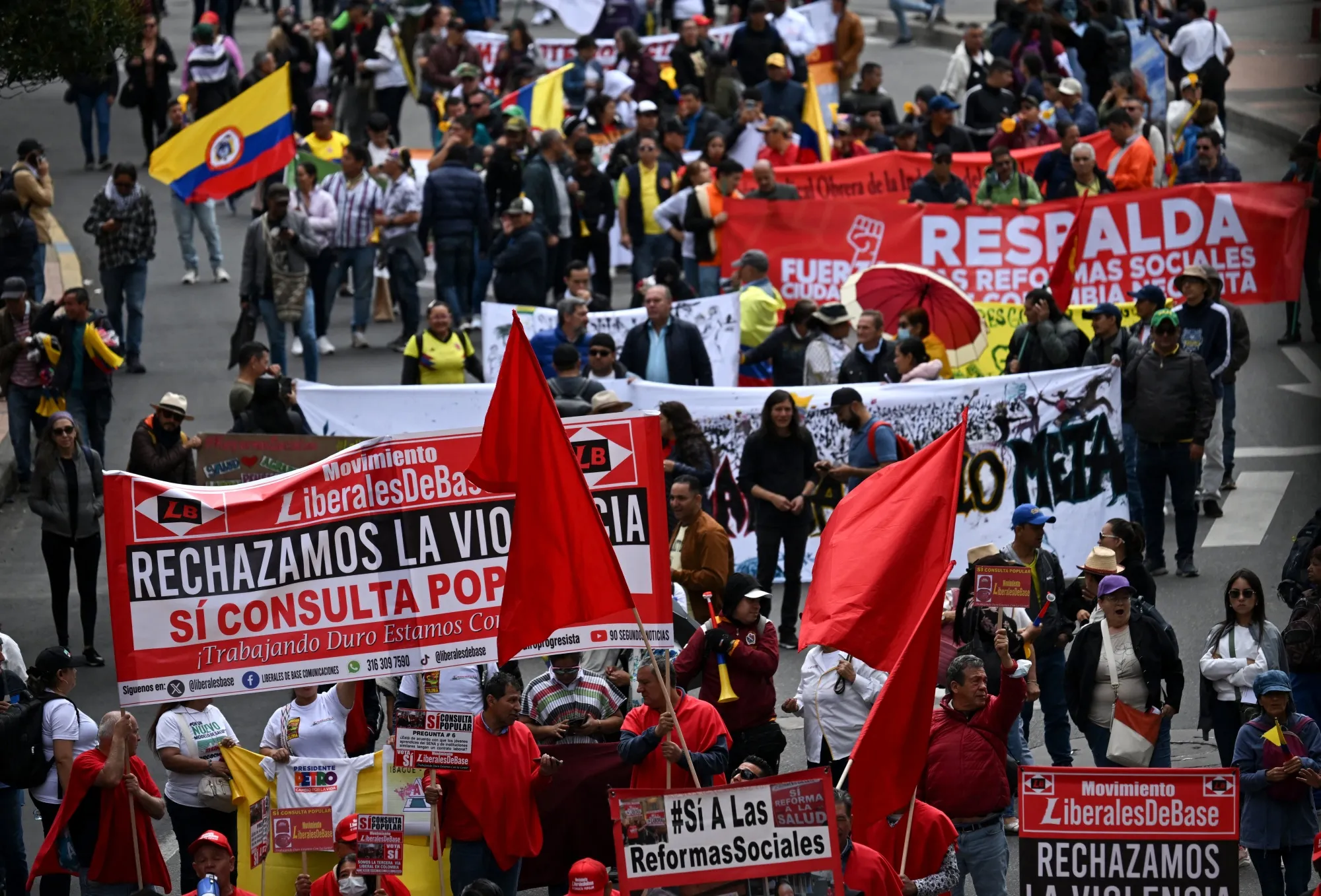 Miembros de sindicatos, organizaciones estudiantiles, grupos sociales y organizaciones comunitarias participan en una marcha en apoyo a la consulta popular y las reformas sociales propuestas por el gobierno del presidente colombiano, Gustavo Petro, en Bogotá el 11 de junio de 2025.