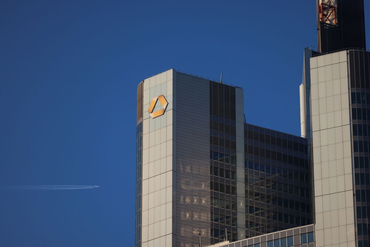 Commerzbank sieht keinen Mehrwert in UniCredit-Angebot und bleibt skeptisch