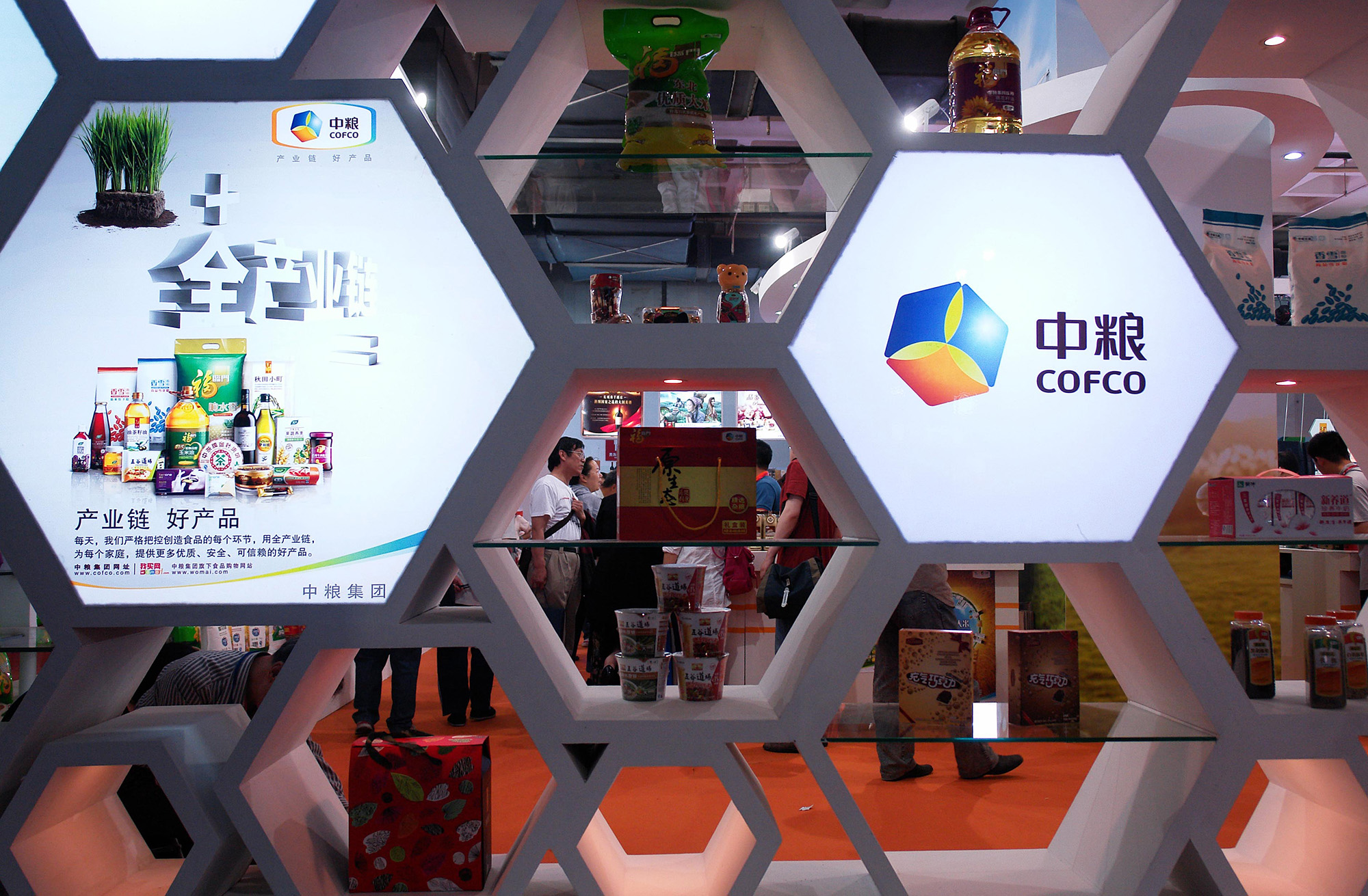 Cofco Raises $2.1 Billion in China&#39;s First Sustainability Loan - Bloomberg