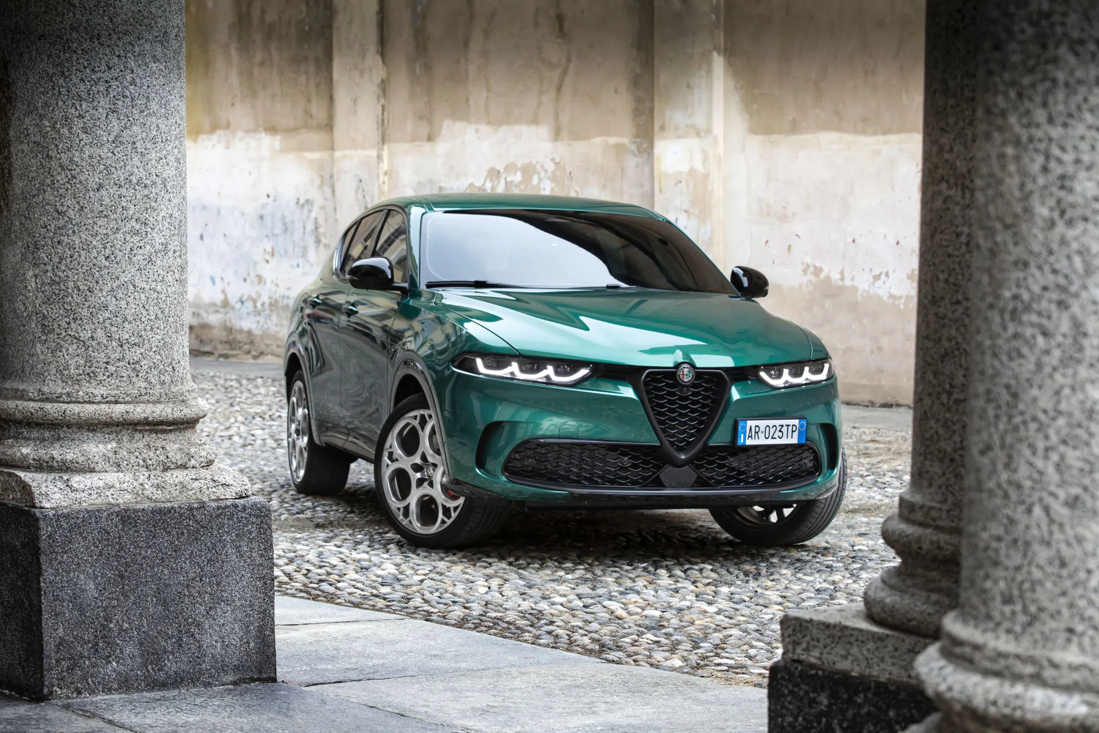 New Alfa Romeo Tonale Hybrid SUV is Not a Stellantis Superstar - Bloomberg