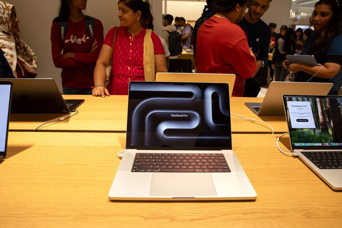 Apple’s Touch MacBook Will Stop Well Short of a Mac-iPad Hybrid - Bloomberg