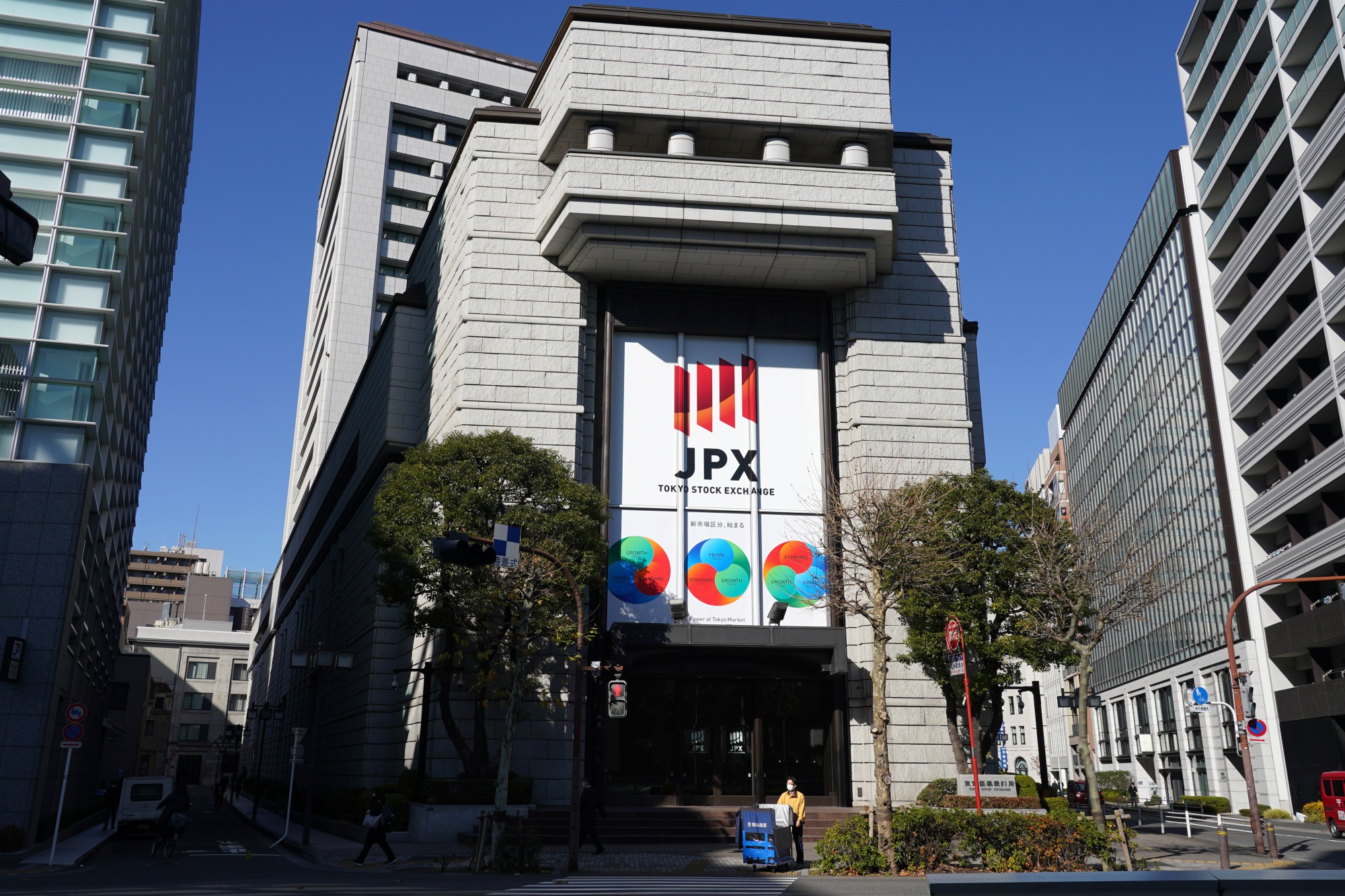 Prime Time Tokyo Stock Exchange s New Look Goes Into Effect Bloomberg