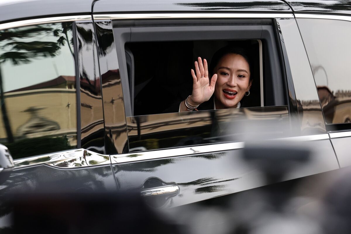 Thai Premier Race Heats Up After Court Sacks Thaksin’s Daughter