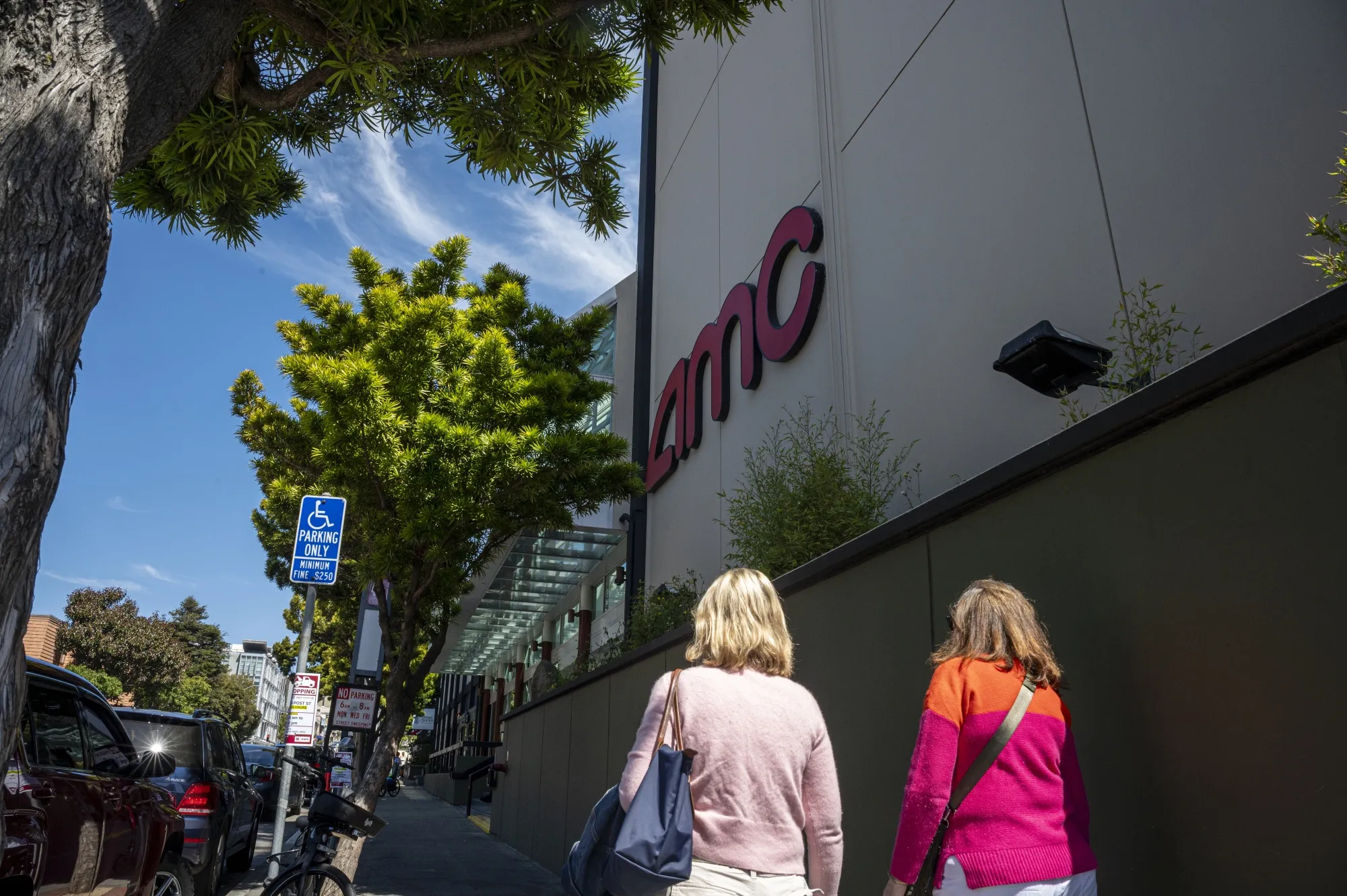 ゲームストップ株が下げ拡大、減収と最大4500万株の売却計画を発表 - Bloomberg