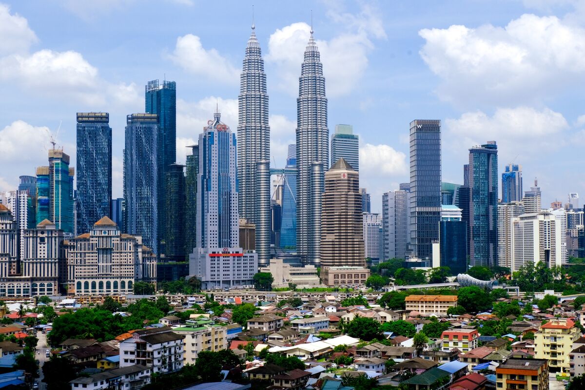 Malaysia’s GDP Expands Most In Year, Powered By Consumption - Bloomberg