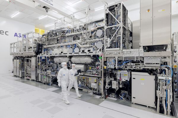 ASML to Ship Its $380 Million Machine to TSMC, Samsung This Year