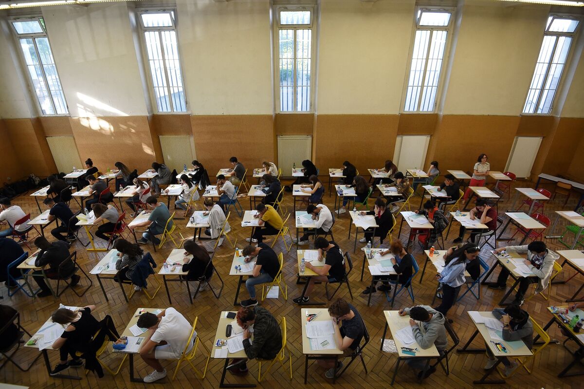 CFA Final Exam Pass Rate Falls to 48, Below the Decade Average Bloomberg