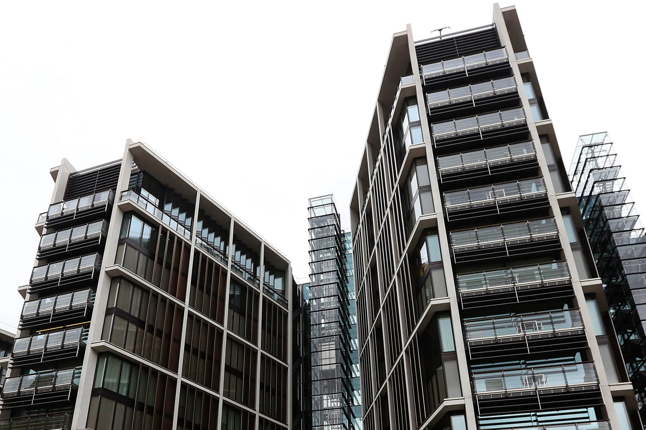 epa04189204 A general view of the 13-storey blocks of One Hyde Park property development designed by British architect Richard Rogers in Knightsbridge, London, Britain, 02 May 2014. According to media reports the last penthouse was sold for 140 million pounds becoming London't most valuable apartment of the capital's super-prime residential sector. EPA/ANDY RAIN

