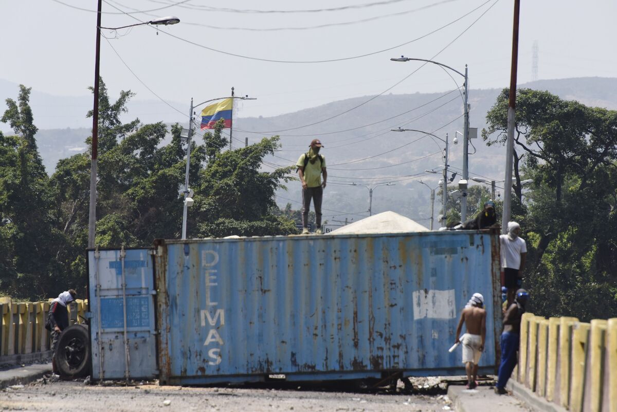 U.S. Sanctions Six Venezuelan Security Officials Over Aid Block - Bloomberg