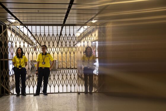 Hong Kong Under ‘De Facto Curfew’ as Subway Stations Shut Early