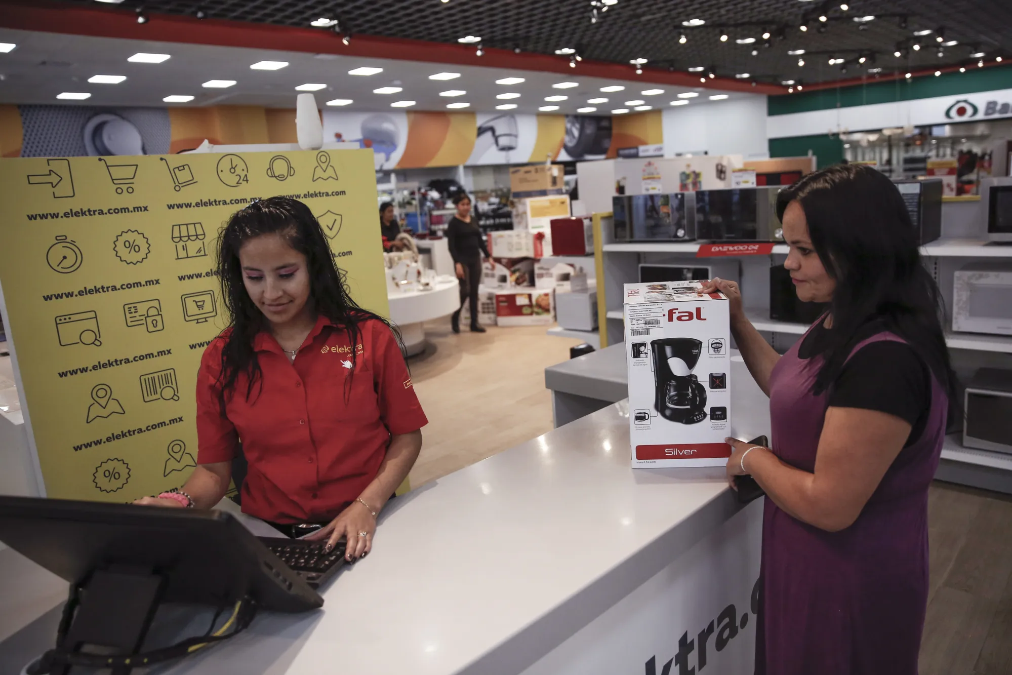 An Elektra E customer completes a&nbsp;purchase at a&nbsp;Mexico City store.