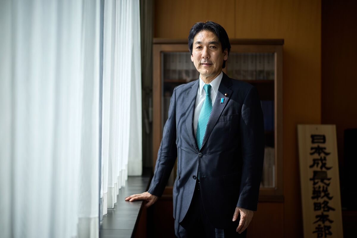 Japan’s Growth Minister Says Investment Plan Will Boost Yen