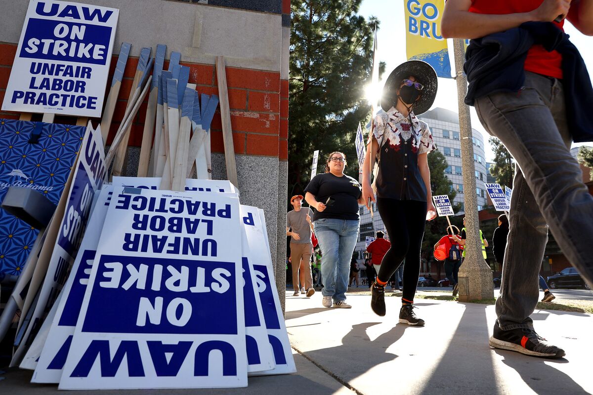 California Strike by 48,000 Academic Workers Flexes UAW's Muscle - Bloomberg
