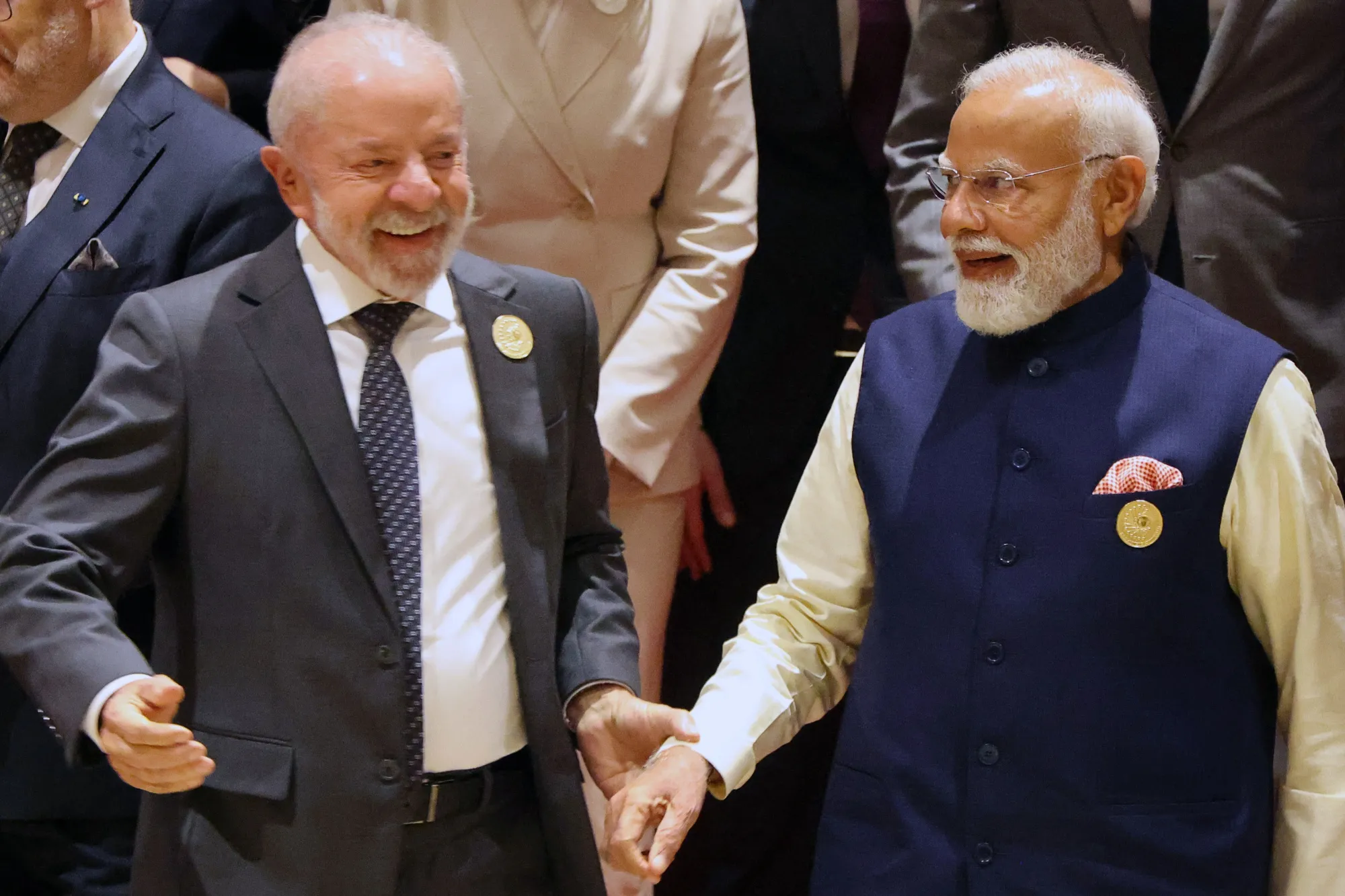 Lula e Modi após uma foto em grupo durante o AI Impact Summit em Nova Deli, em 19 de fevereiro.