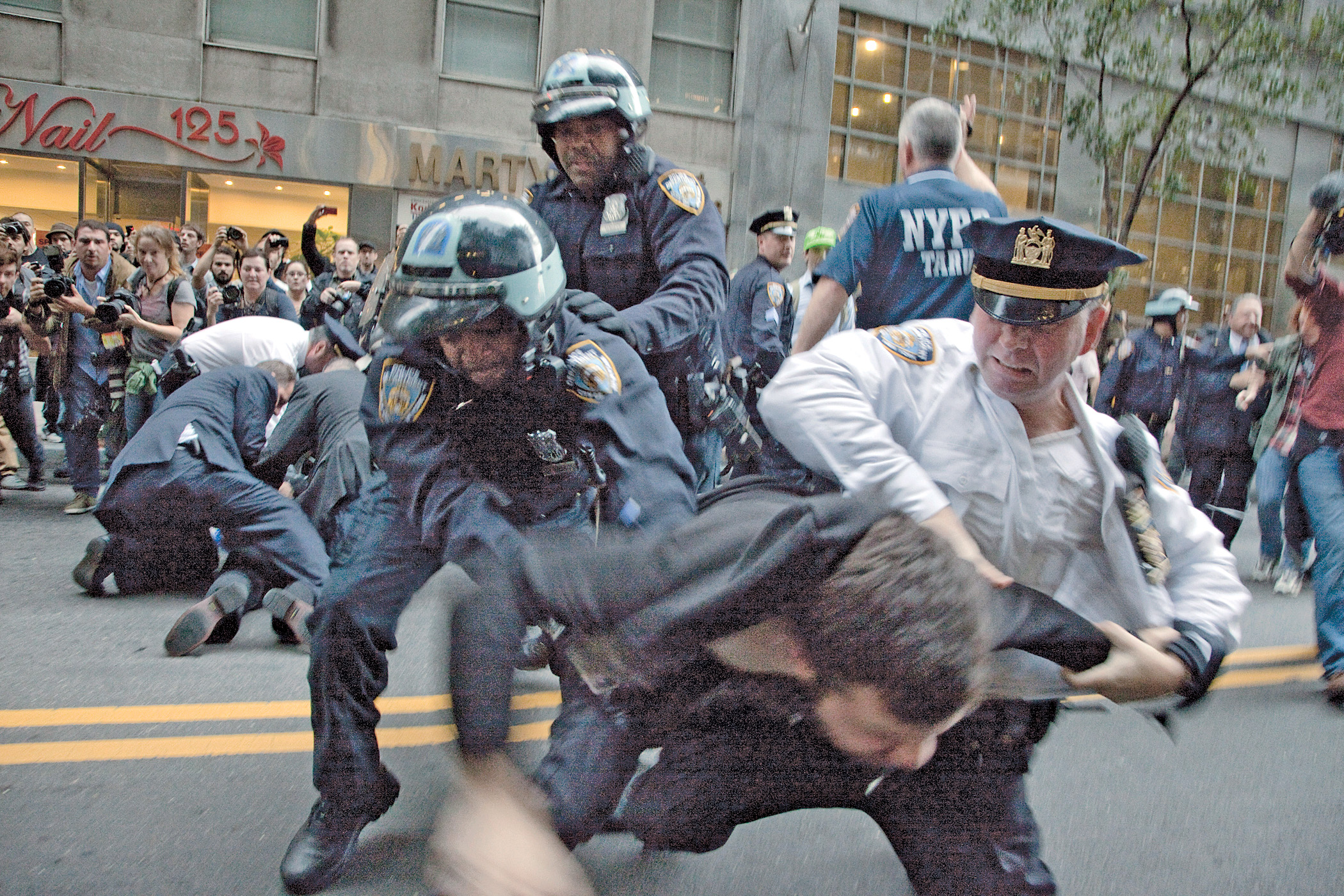 Произвол и беззаконие. Оккупай Уолл стрит разгон. Полиция США разгоняет демонстрантов. Разгон демонстрантов в США.