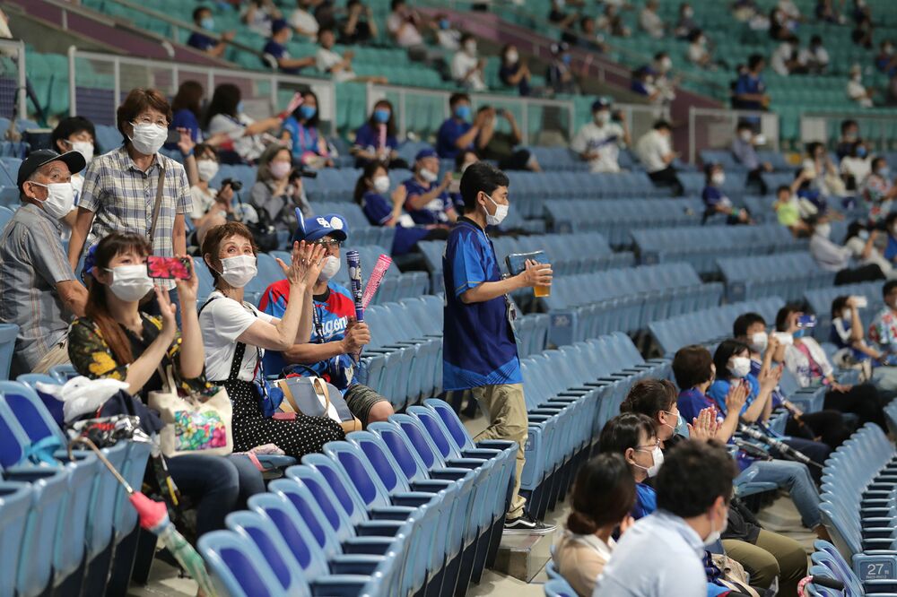 プロ野球のスタジアムに観客戻る コロナ感染拡大の中でマスク姿 Bloomberg