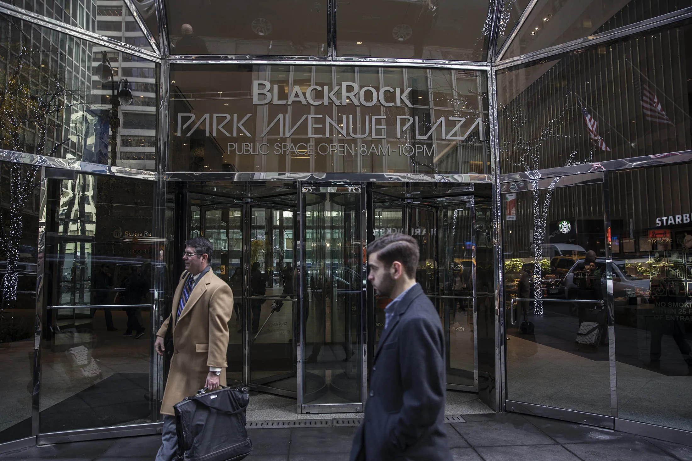 Pedestrians pass in front of BlackRock Inc. headquarters in New York, U.S., on Wednesday, Jan. 11, 2017. BlackRock Inc. is scheduled to release earning figures on January 13.
