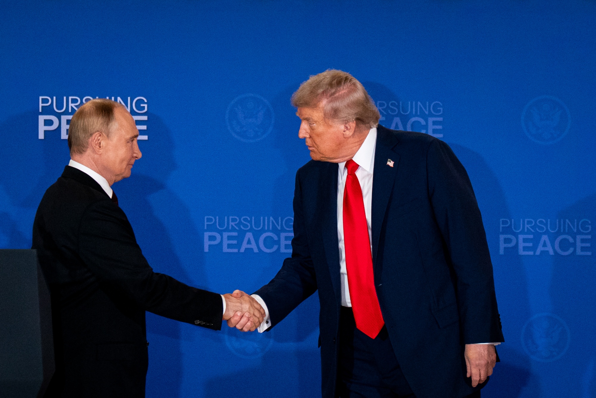 Vladimir Putin, Russia&#39;s president, left, and US President Donald Trump shake hands during a joint news conference at Joint Base Elmendorf-Richardson in Anchorage, Alaska, US, on Friday, Aug. 15, 2025. Discussions between President Donald Trump and Russian counterpart Vladimir Putin concluded after more than two-and-a-half hours at their summit in Alaska, marking their longest in-person meeting and offering a sign that by the US leader’s own metric the talks have gone well. Photographer: Al Drago&#x2F;Bloomberg