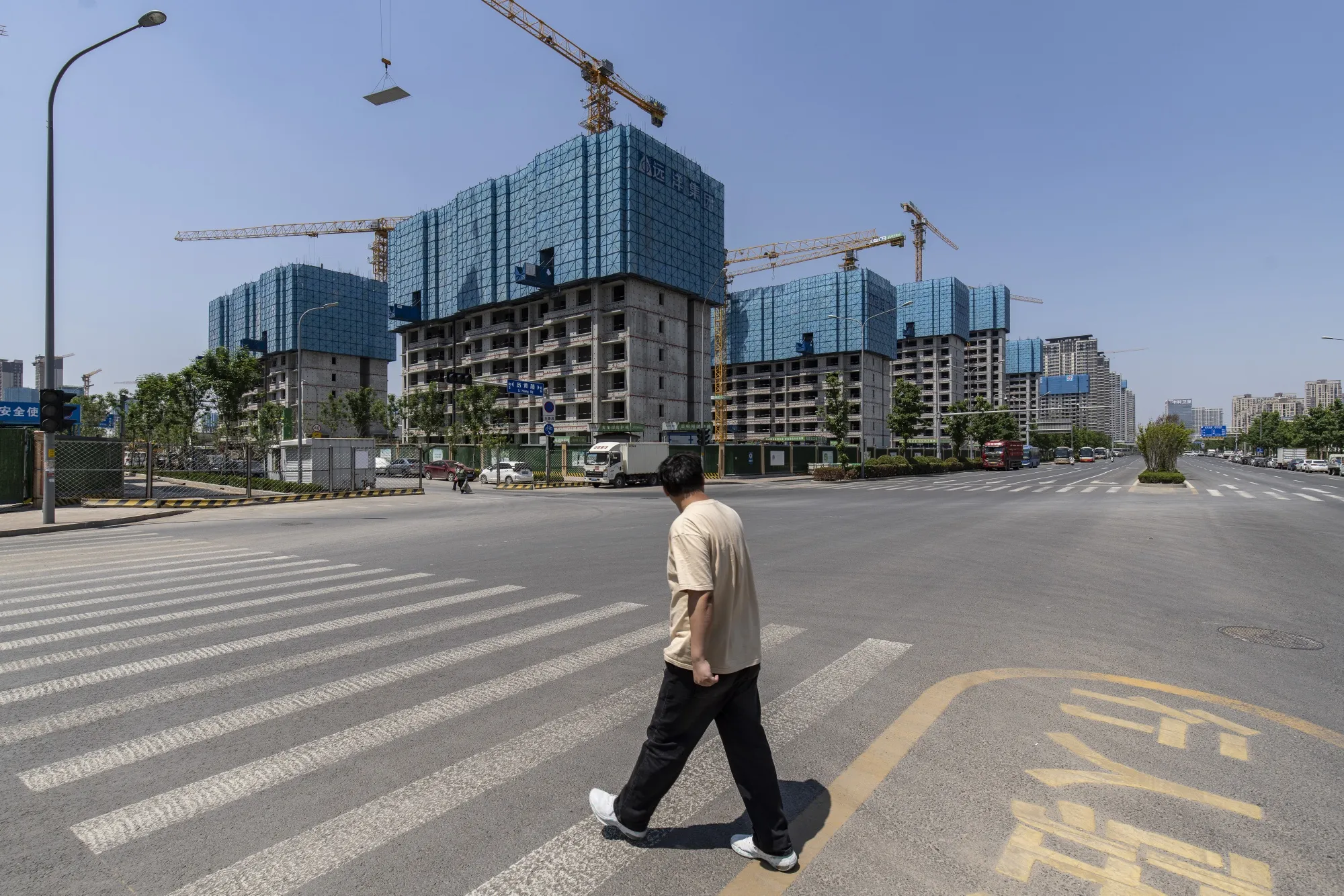 From a year earlier, new-home&nbsp;prices&nbsp;fell 3.51% in April, steeper than March’s 2.7% drop, the statistics bureau said.&nbsp;