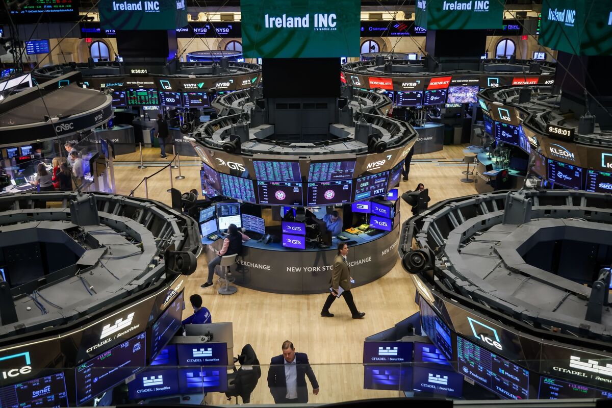 bloomberg.com - Lucia Kassai - Why Oil Futures Are Trading Way Below Real-World Prices