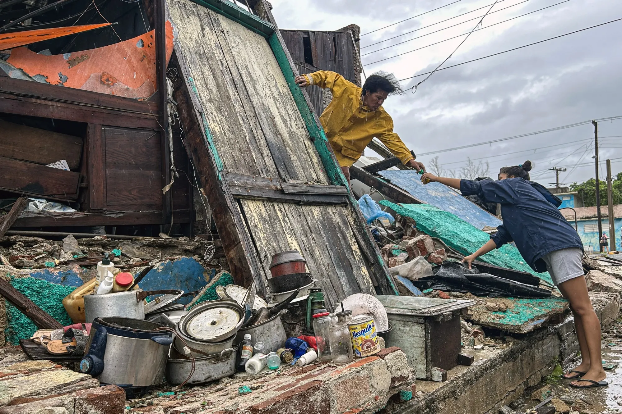 Una familia rescata sus pertenencias tras el paso del huracán Melissa por Santiago de Cuba, el 29 de octubre.