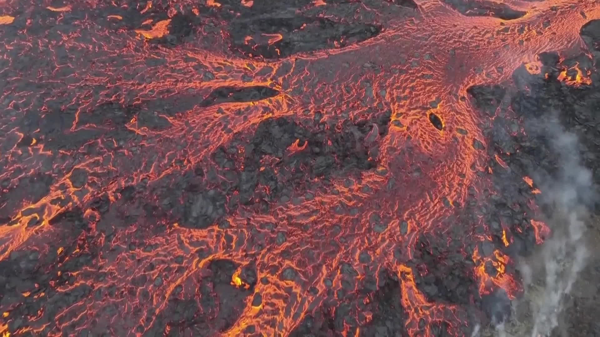 Watch Lava Flows Following Volcanic Eruption in Iceland - Bloomberg