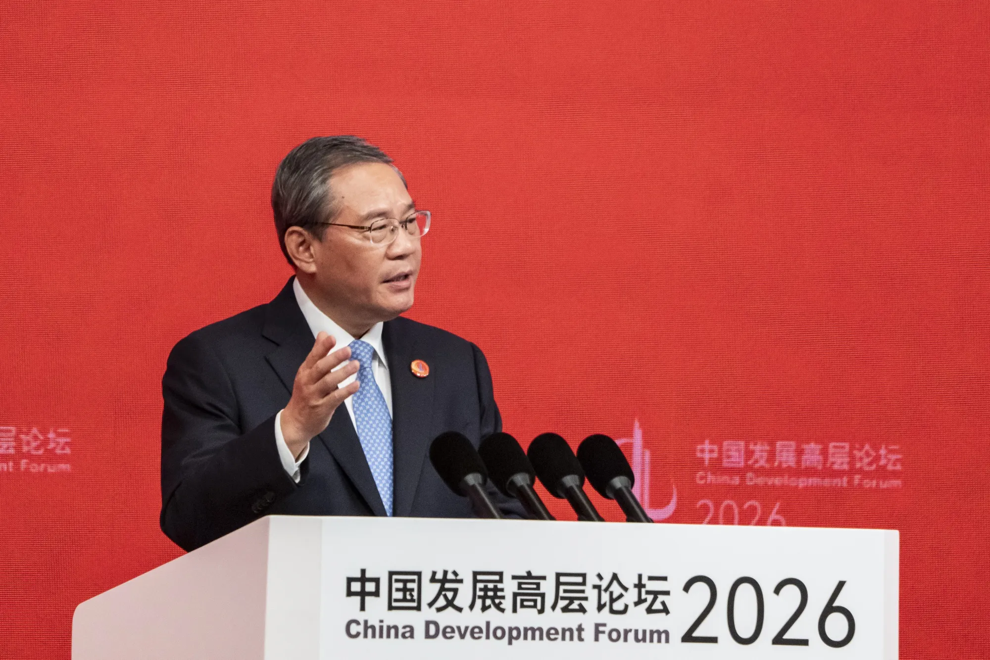 中国発展フォーラム（CDF）で講演する李強首相（北京、3月22日）