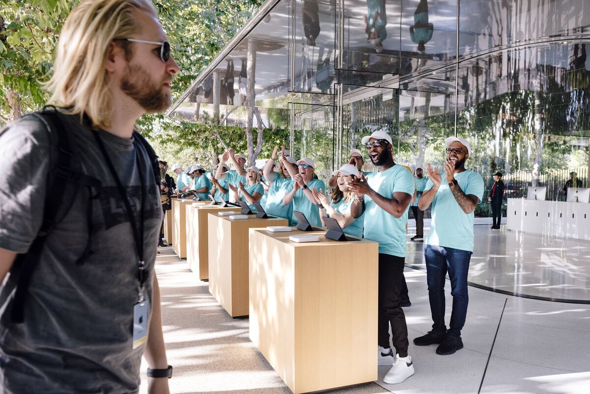 
                            Apple Gears Up for September iPhone Launch With Retail Employee Lottery