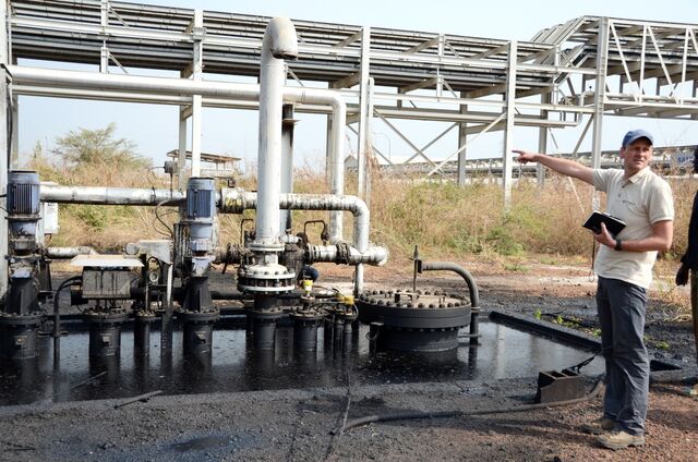 Klaus Stieglitz, founder of the the German NGO Sign of Hope, identifies leakages at an oil processing facility in South Sudan's Koch County in February 2015. Source: Sign of Hope